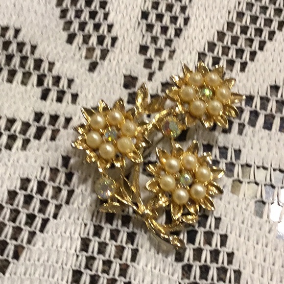 Jewelry - **3 for $15** Flower brooch